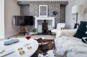 Rosemount X3 Bed Townehouse with Hot Tub & Parking, Central Windermere